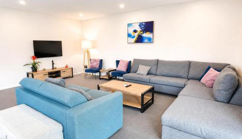 Room to spread out - fenced lawn, pets welcome - Weston Villa