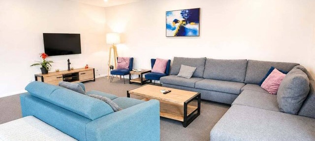 Room to spread out · fenced lawn, pets welcome - Weston Villa