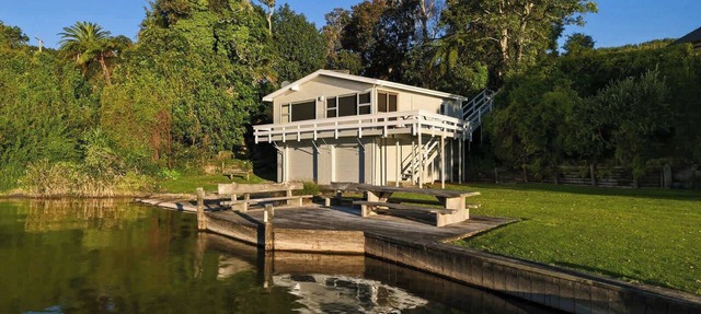 Rotoiti Boathouse - Waterfront, Jetty, Kayaks