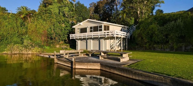 Rotoiti Boathouse - Waterfront Jetty Kayaks