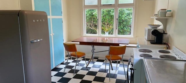 Roxburgh Retro Retreat
