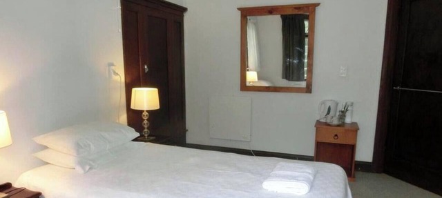Rustic Farm Accommodation Surrounded by Gorgeous Countryside Views near Lake Karapiro, North Island