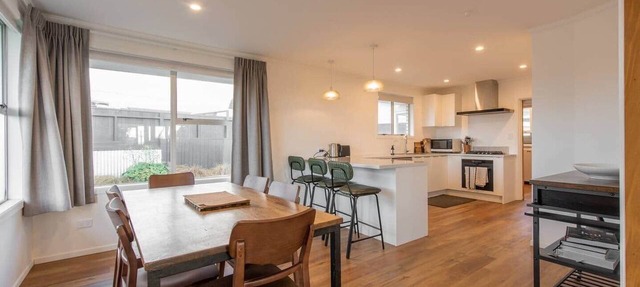Salt House | Walk to Surf | Sleeps 8