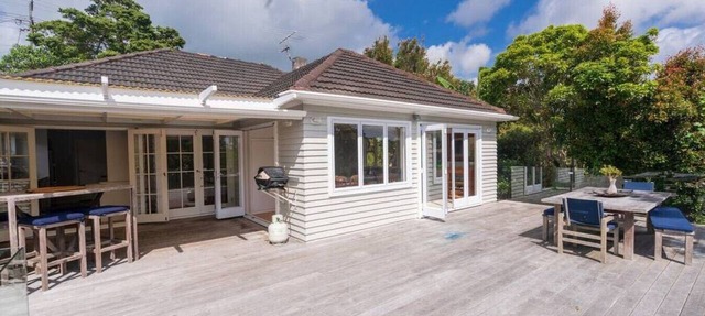 Sanctuary with private deck, close to Cafes, Pet Friendly. 1 min to Birkenhead Village
