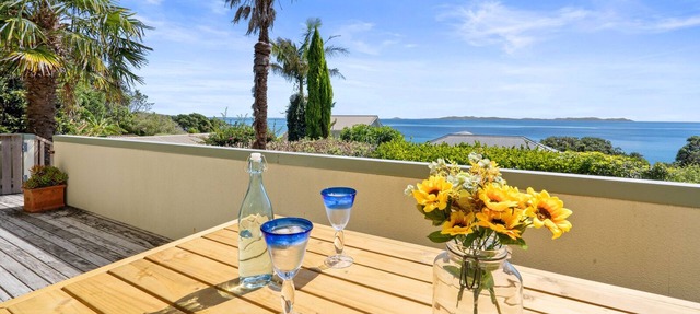 SANDY BEACH HOUSE - COOPERS BEACH HOLIDAY HOME in Coopers Beach