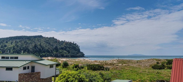 Sans Souchi - Whangamata Holiday Home