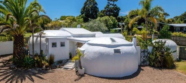 Santorini on Sea View by Waiheke Pure - Close to beach, dome house, spacious and stylish
