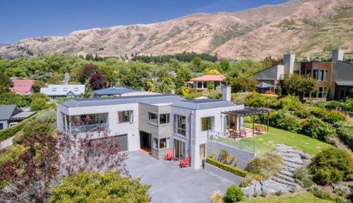 Sargood Splendour - Wanaka Holiday Home