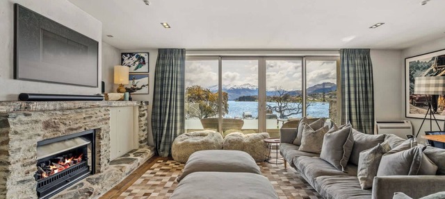Sauna & Stunning Lakeview Apartment in Wanaka