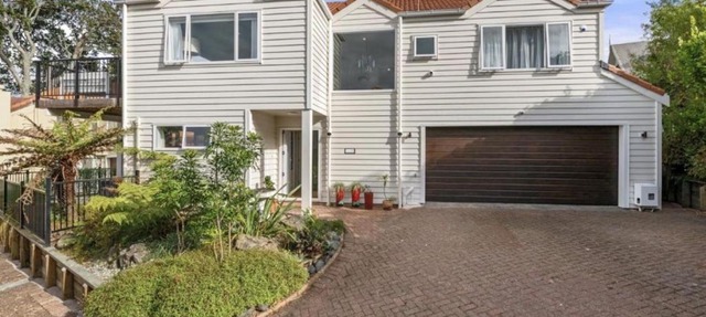 Sea-view home with city ferry and king ensuite