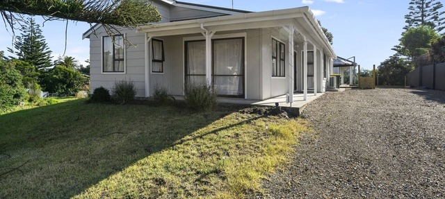 Seashell Cottage - Waitārere Beach Holiday Home