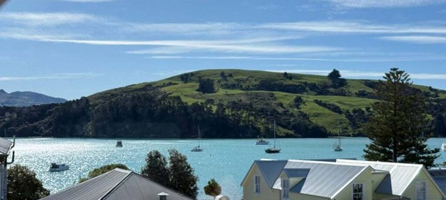 Seaview Family Stay Akaroa - Spacious, Sunny & 2 carparks - 2 min walk to waterfront