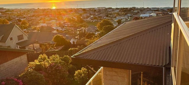 Seaview Hill Retreat - You Will Love the View & Enjoy Your Time Here