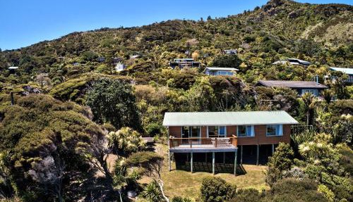 Seaview, Sun and Surf - Piha Holiday Home
