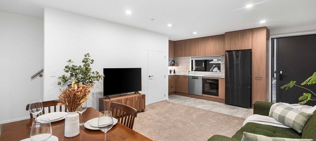 Secure Quiet CBD Christchurch Townhouse | Free Parking + EV