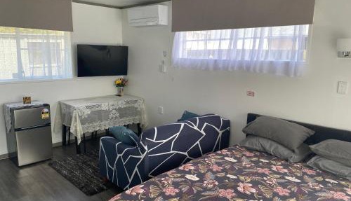 Self Contained Unit, Private Bathroom, Private Entrance, Close to Shops & Hospital Homestay