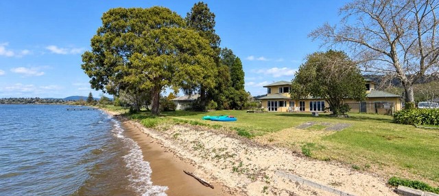 Shore Haven - Lakefront, Spa Pool, Sleeps 8