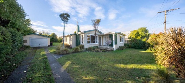 Short Walk to Lake and Shops - The Green House