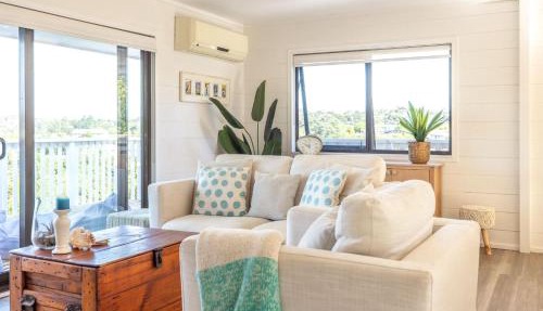 Skomer House - Sea Views & Central Waiheke Living