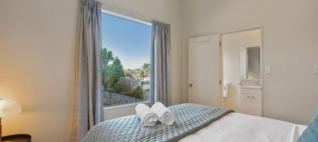 Sleek Alpine 4BR Panoramic Queenstown Views