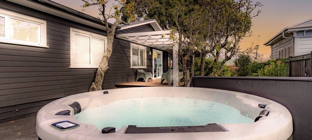 Spa on Broadway - 3 Bedroom house one block from the Square