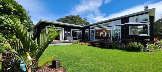 Spa Pool, stunning views of native trees and stream, steps away from the beach