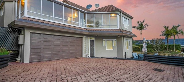 Spacious Mt Eden Oasis | Views, Parking, Air-Con