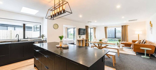 Spacious 4BR Home | Spa and Two Lounges + Games