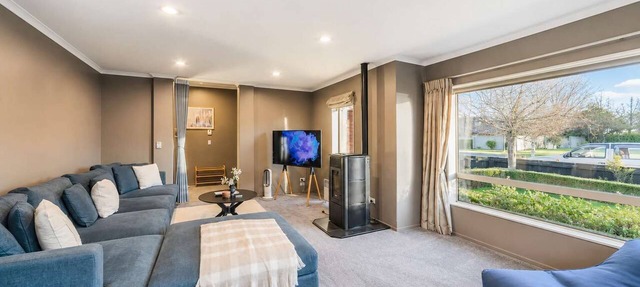 Spacious 4BR Retreat | Halswell Domain Park & Lake Views