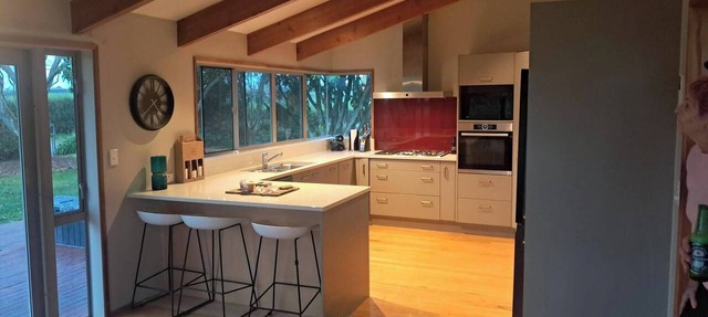 Spacious 5 Bedroom House in Ngāhinapōuri Family Retreat