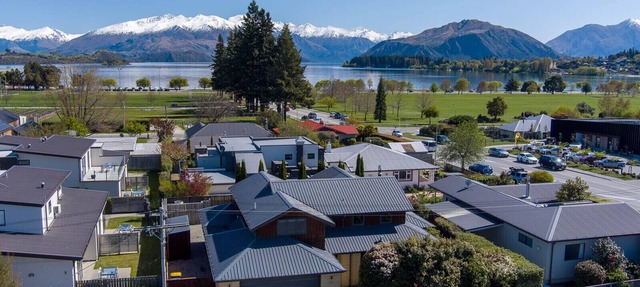 Spacious 5BR Family Retreat - Walk to Lake & Town