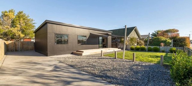 Spacious Christchurch Home, Sleeps 8, Free Parking
