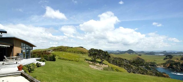 Spacious Deluxe Cottage Escape for Eight Guests near Ngunguru Bay, North Island