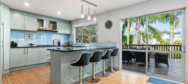 Spacious Greenhithe Sanctuary | Air-Con and Deck