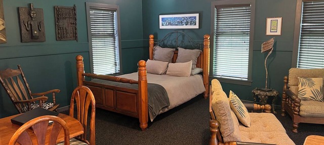 Spacious Retreat with Hot Tub. Great for families!