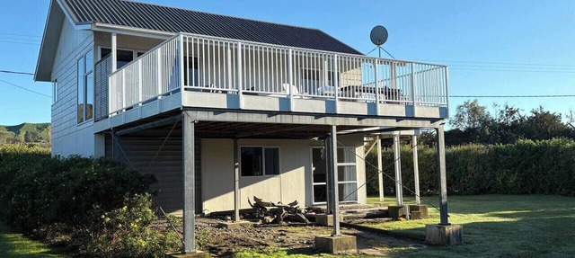 Spacious Waimārama Beach House with Large Deck