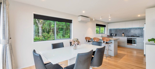 Spectacular Hilltop Retreat near Piha