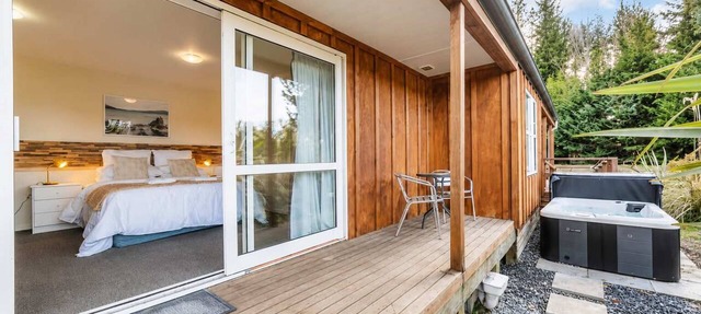 Stargazing | 2BR + Hot Tub + Parking | Near Church