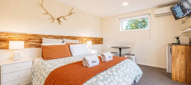 Stargazing Suite | Walk to Church + Lake | Sauna