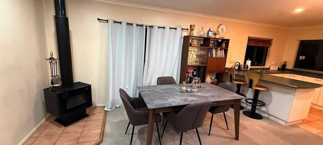 Stay Local, Live Like a Kiwi: Bright & Spacious 3BR Green Home