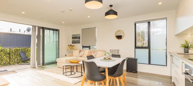 Staydium Retreat CBD 2 Bed 2 Bath With Parking Sleeps 5