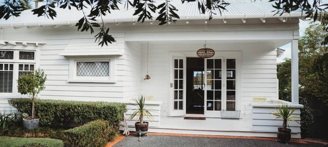 Step into this beautiful vintage villa and relax – your holiday has begun.