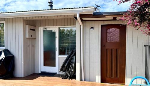 Studio Twenty5, Unique Poolside Retreat Near Nelson