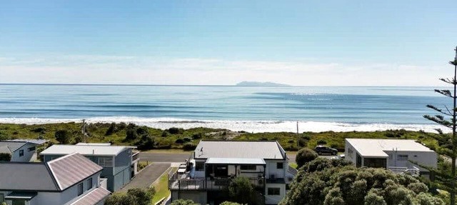 Stunning Beachfront Holiday Home with Dual Sun Decks Near Waihi Beach Village | Waihi Beach, Bay of Plenty