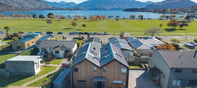 Stunning Lake View Apartment #1 - 3bed,3bath, 2 minutes walk to Lake & Town