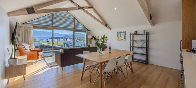 Stunning Lake View Apartment #2- Sleeps 6, 2 minutes walk to Lake & Town