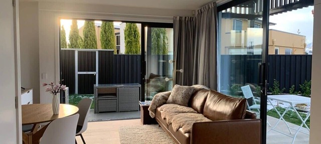 Stunning Mountain & River View Townhouse