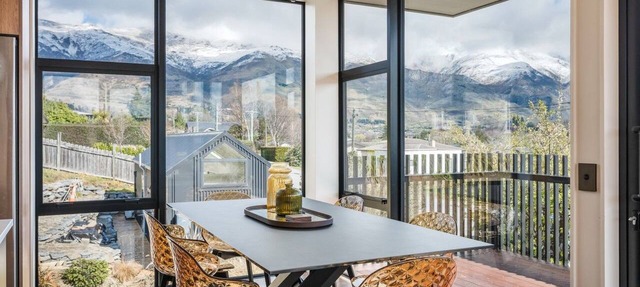 Stunning Mountain Views, Easy Walking, 3 Bathrooms