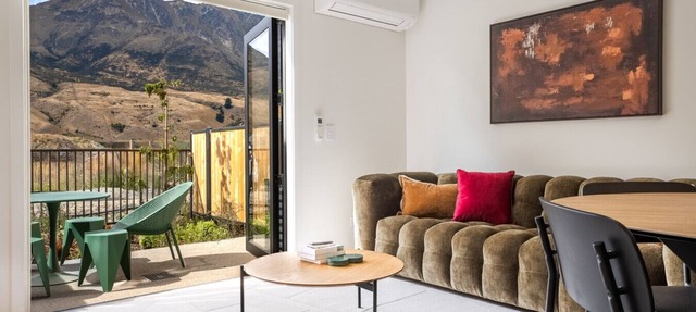 Stunning New Home With Mountain Views & Parking