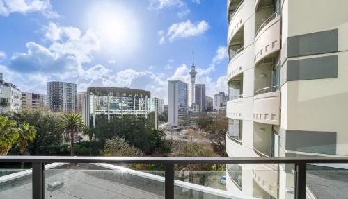 Stylish 2-Bedroom Apartment in Central Auckland